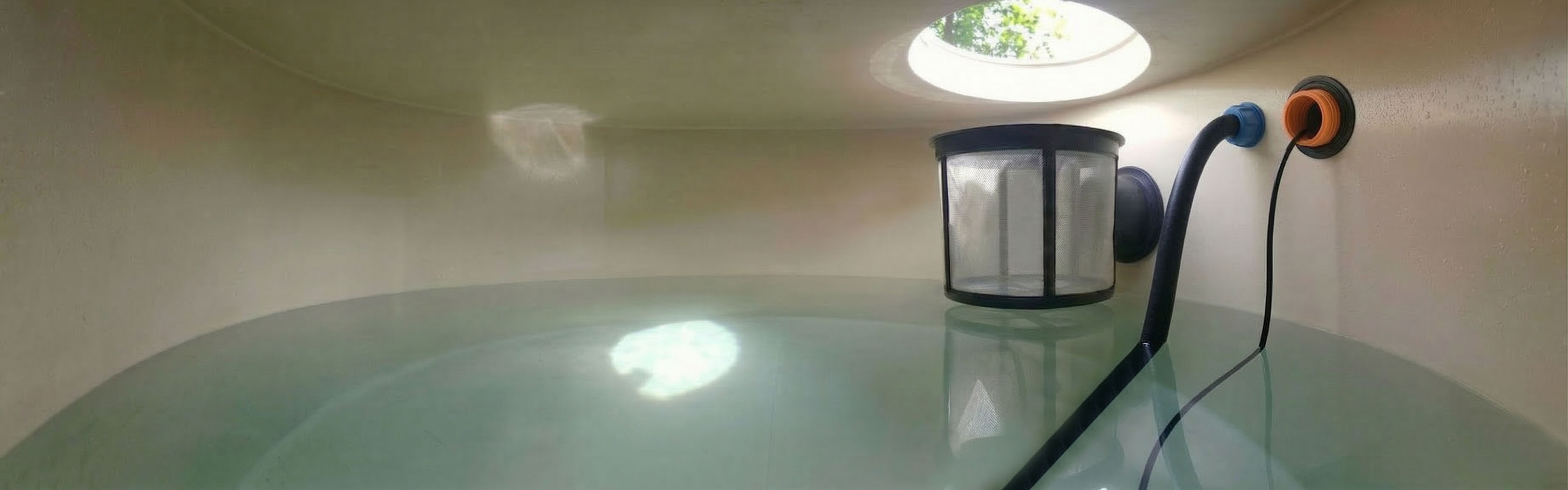 Prostupy uvnitř nádrže na vodu